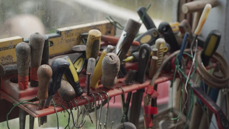 Exploring Innovative Model Construction Tools for Hobbyists